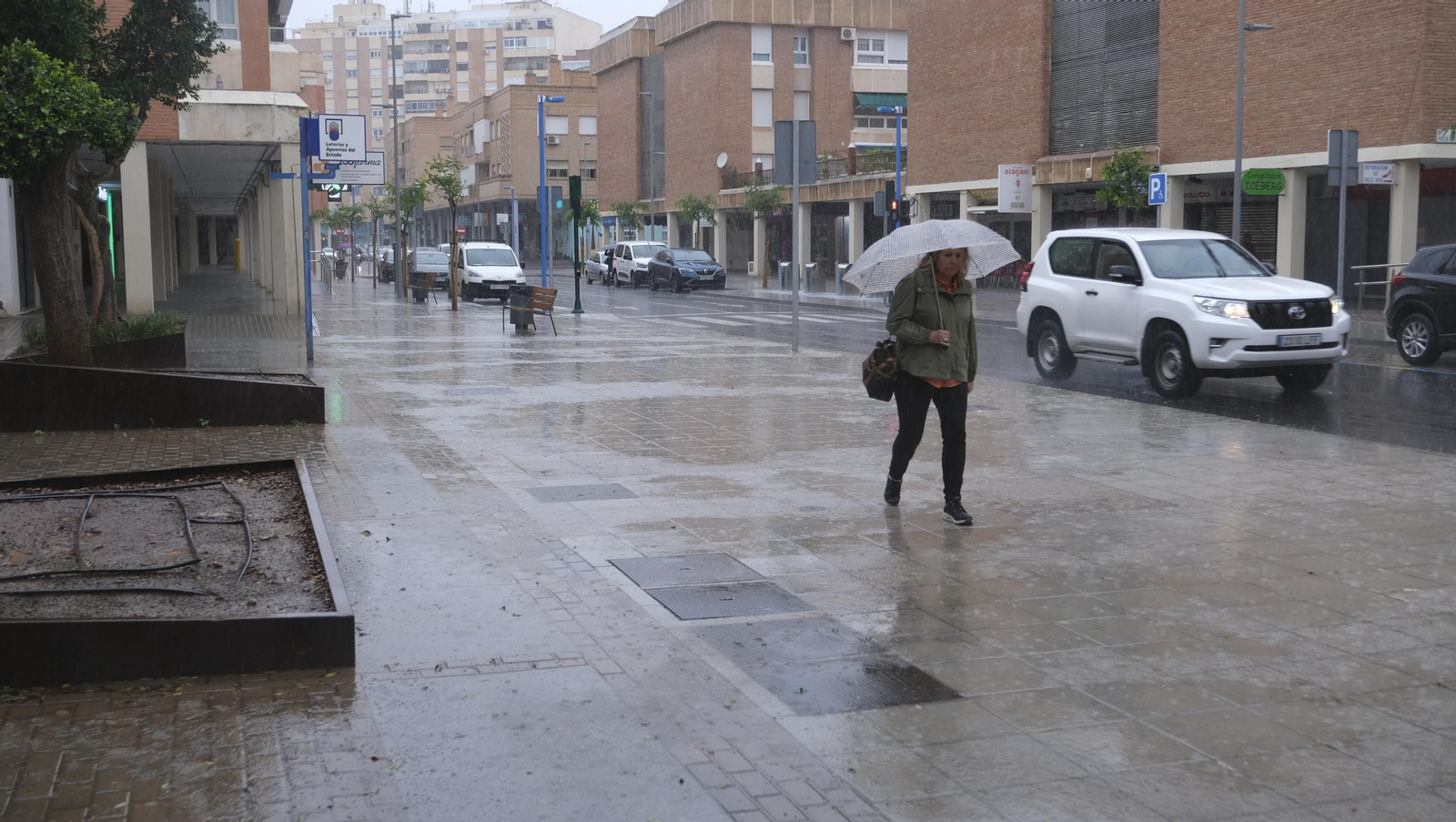 Los almerienses expresan su alegría por la lluvia