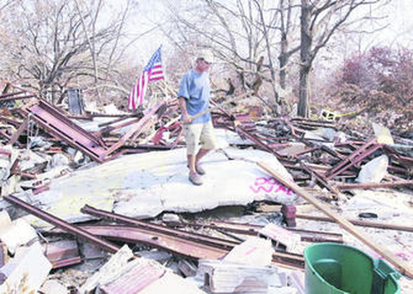 Un superviviente del huracán camina sobre los destrozos en Nueva Orleans en 2005.
