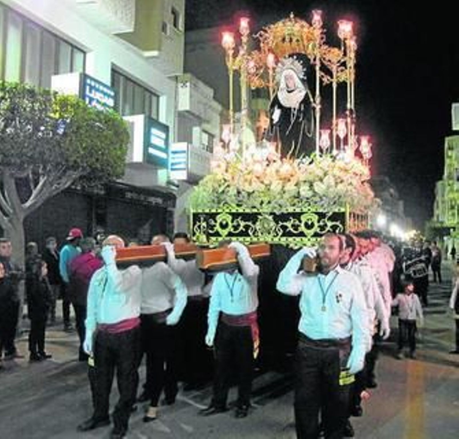 La Virgen de la Amargura pasea por las calles de Garrucha.