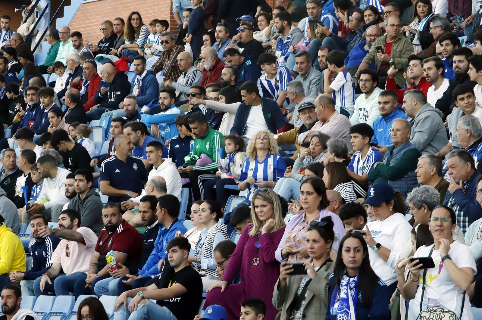Gran ambiente en las gradas del Nuevo Colombino para el Recre-At Sanluqueño, en imágenes