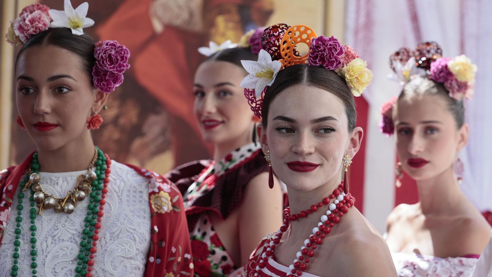 Las modelos, con claveles y azucenas en la cabeza.