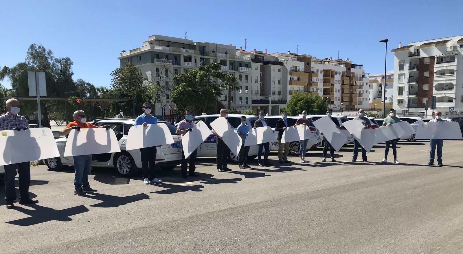 Los taxistas de Vélez-Málaga muestran las nuevas mamparas para sus vehículos.