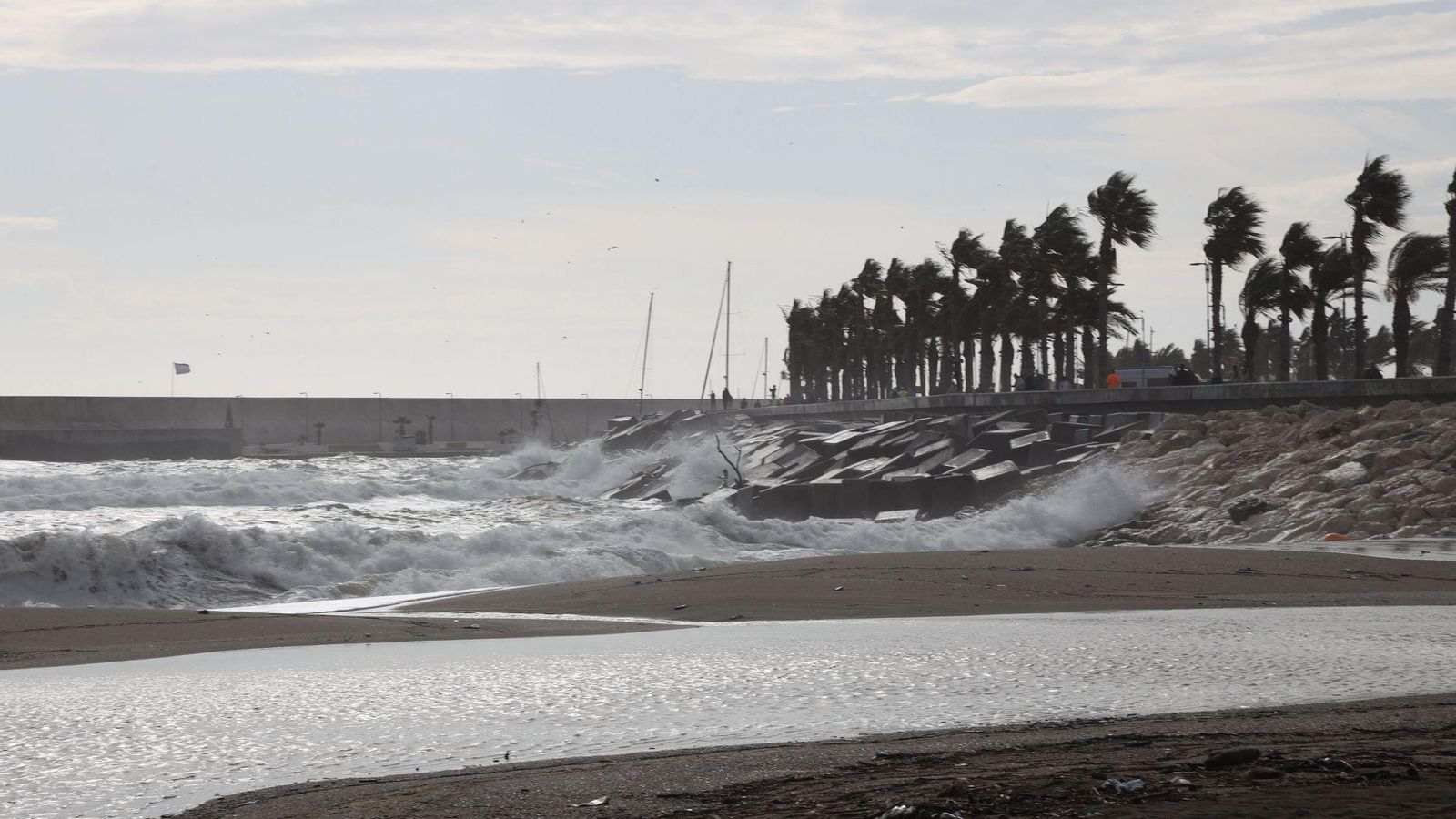 La fuerza de las olas se ha tragado parte de la arena de las playas.