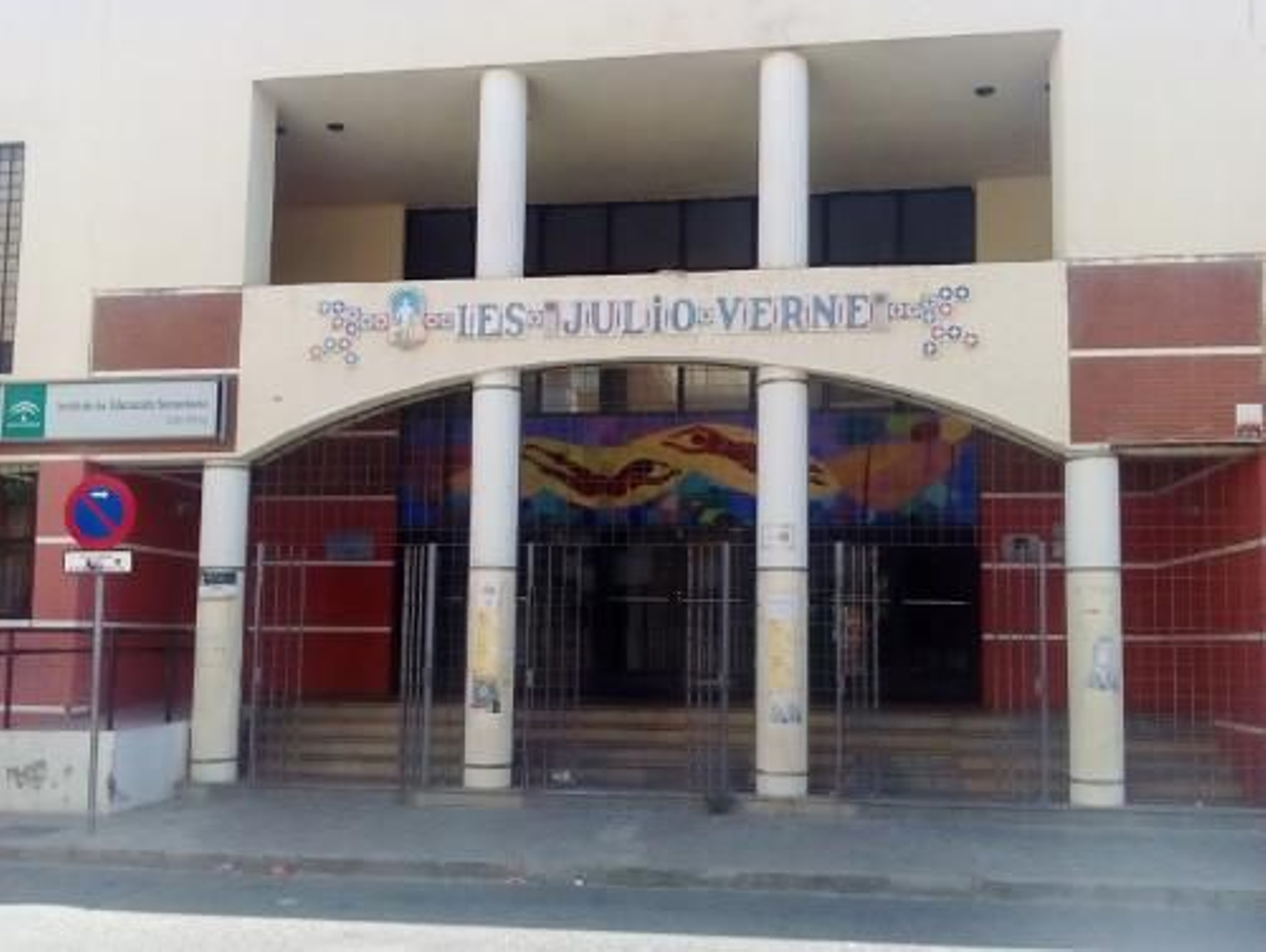 Instituto Julio Verne, en Pino Montano.