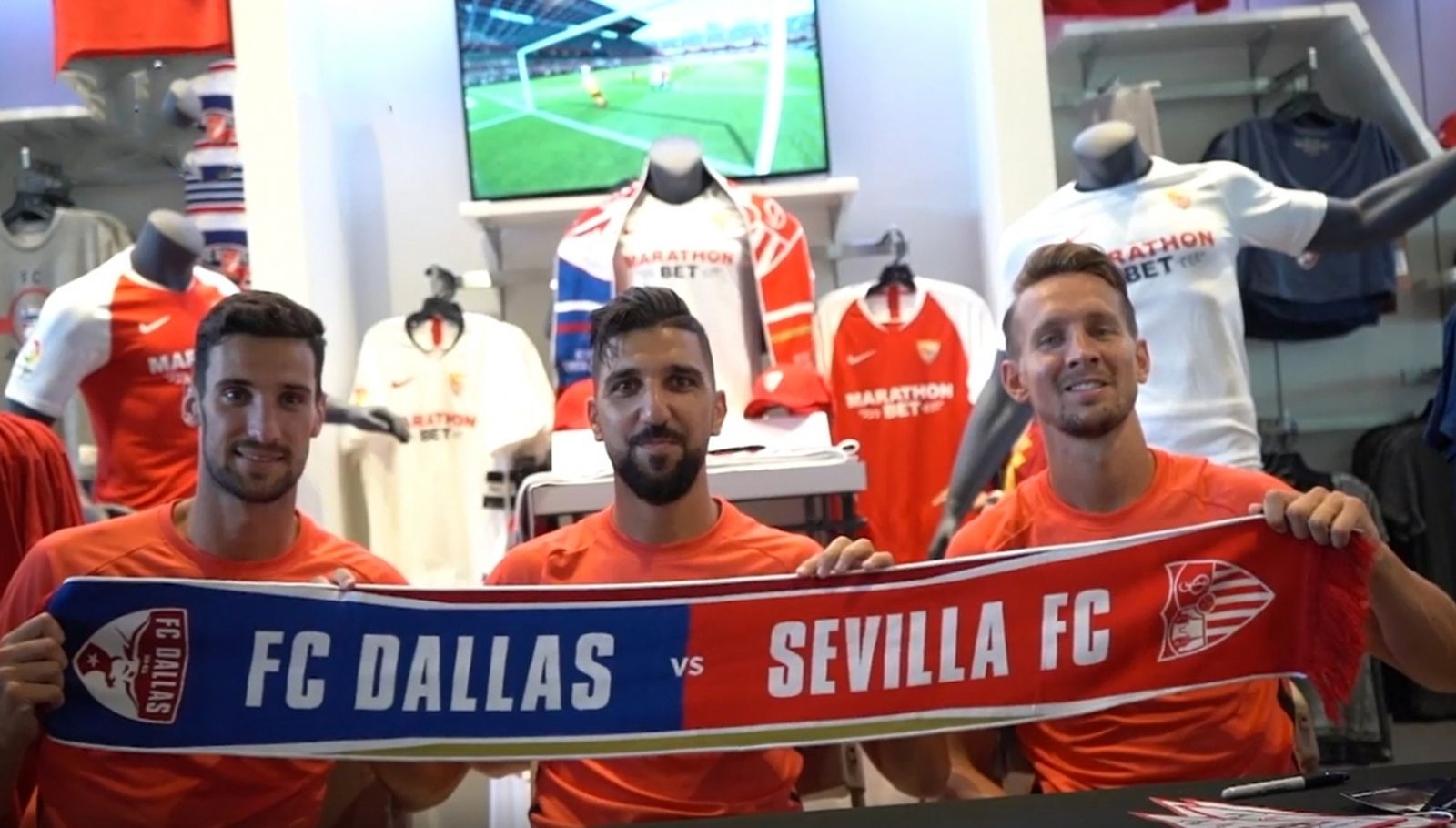 Sergio Rico, Dabbur y De Jong, en la tienda oficial del FC Dallas.