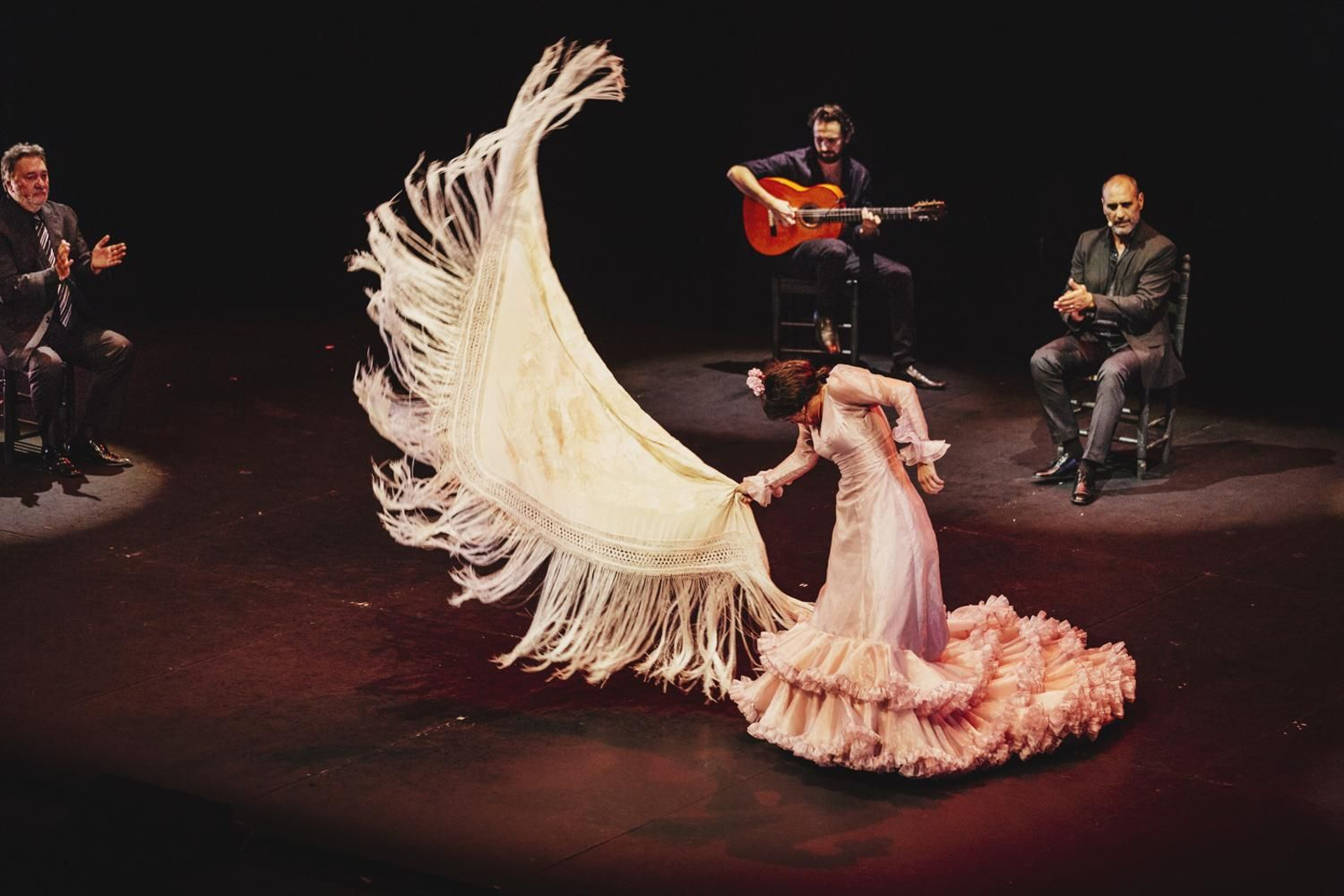 María Moreno bailando por cantiñas en el Teatro Central.