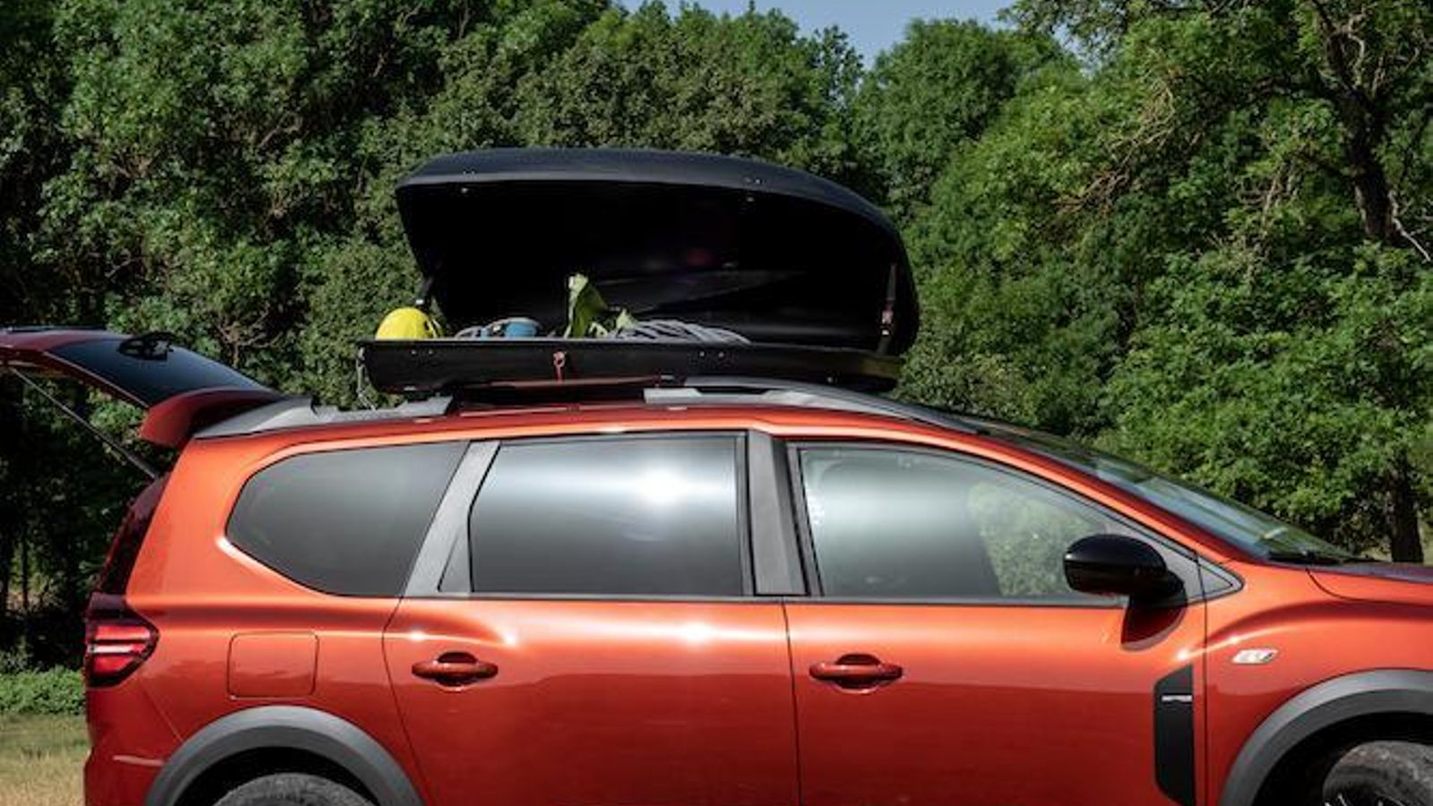 El mercado de accesorios permite a Camperiz incorporar todo tipo de elementos para el transporte de objetos: desde anclajes específicos a bolas de remolque pasando por cofres de techo.