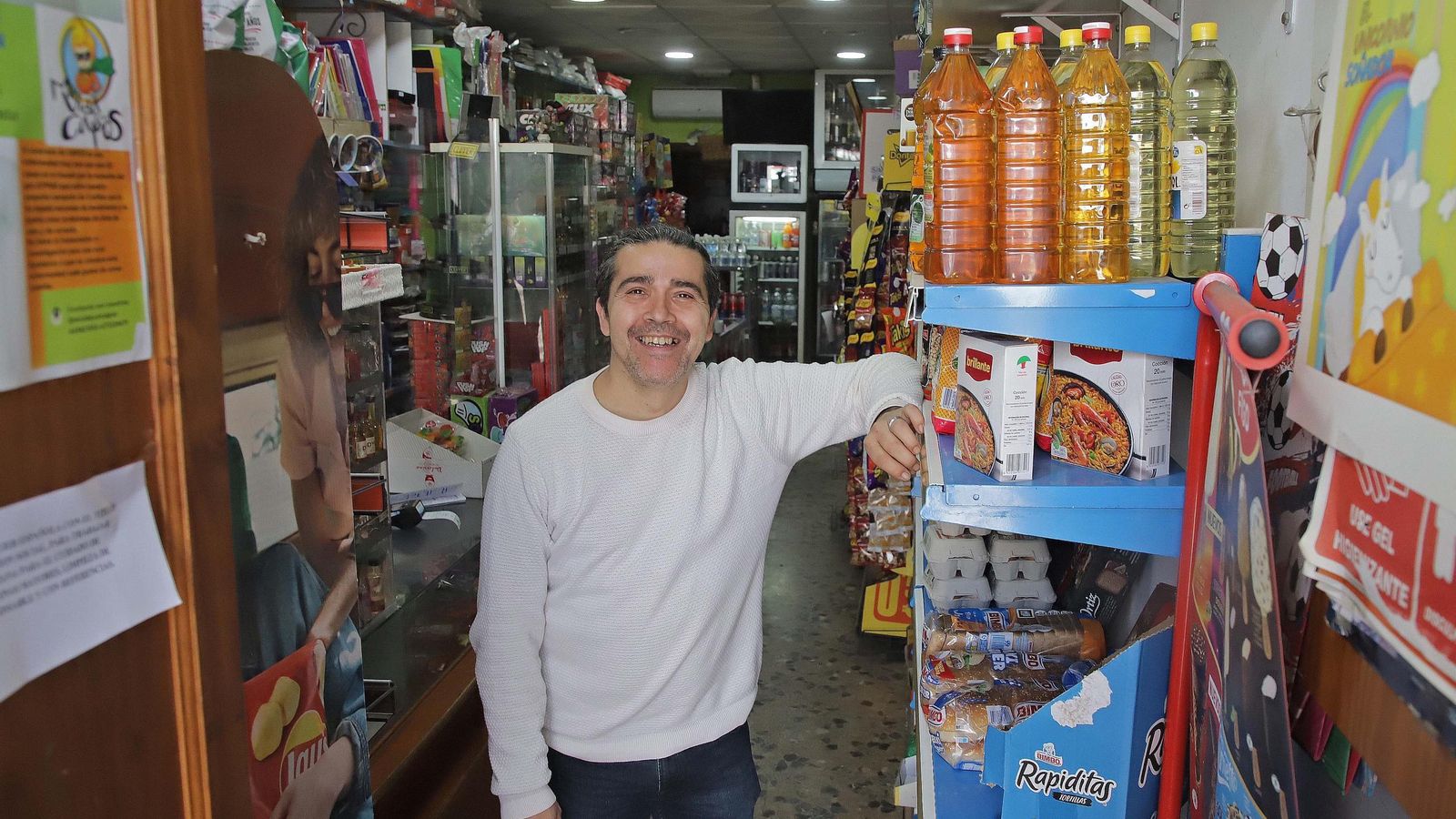 José Antonio, que regenta la tienda frente a la iglesia.