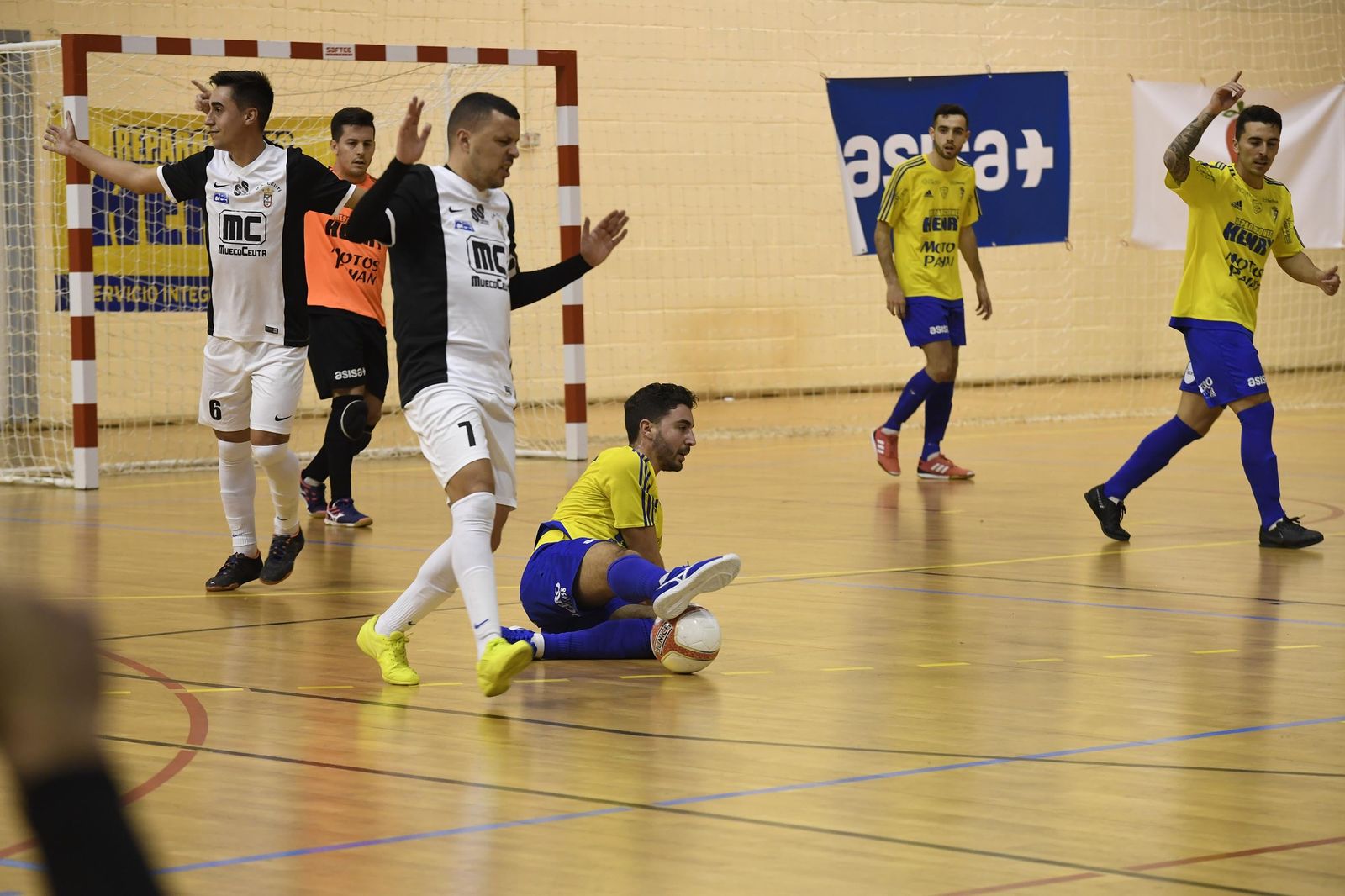 Los amarillos cometieron pocos pero decisivos fallos en el Pabellón Amate.