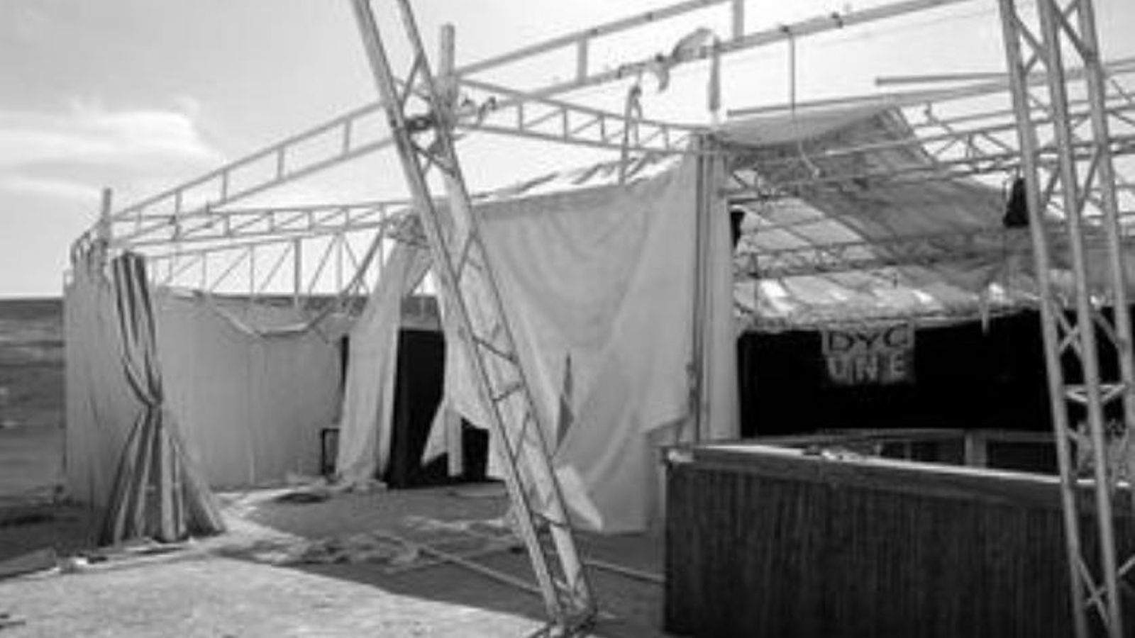 Caseta destrozada en la Feria de San José del Valle 2009.