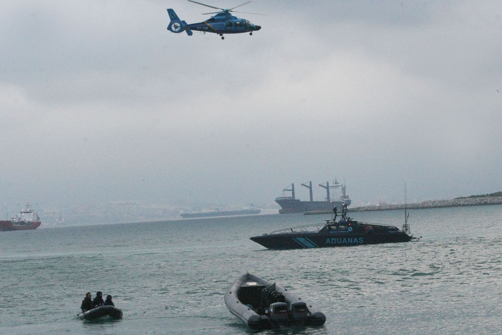 Una embarcación de Vigilancia Aduanera junto a un helicóptero de la Agencia Tributaria, en una operación contra el narcotráfico en La Línea.