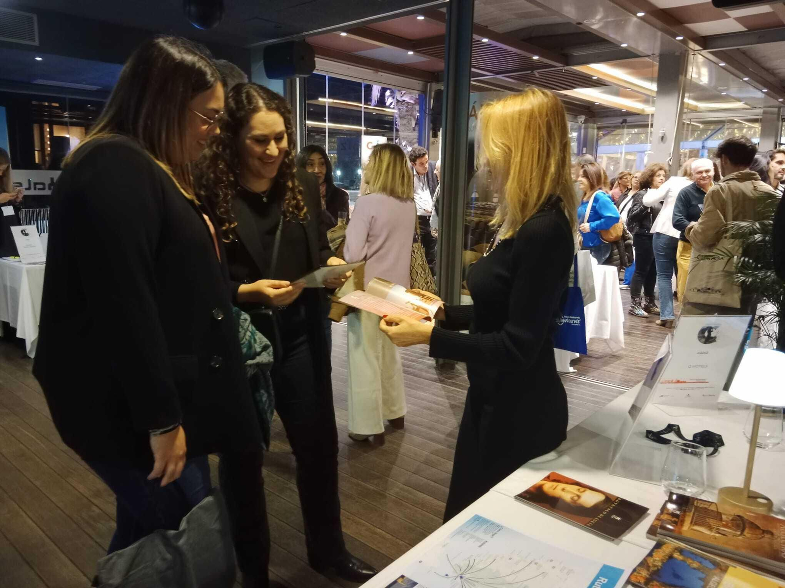 Personal de Turismo de Algeciras atiende a los visitantes en el Kaleido Málaga Port.