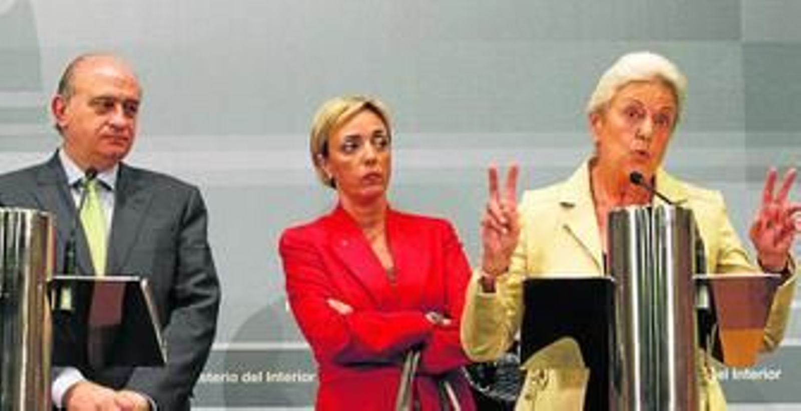 Pilar Muro, viuda de Publio Cordón, durante la intervención tras la reunión de ayer con el ministro del Interior, Jorge Fernández Díaz.