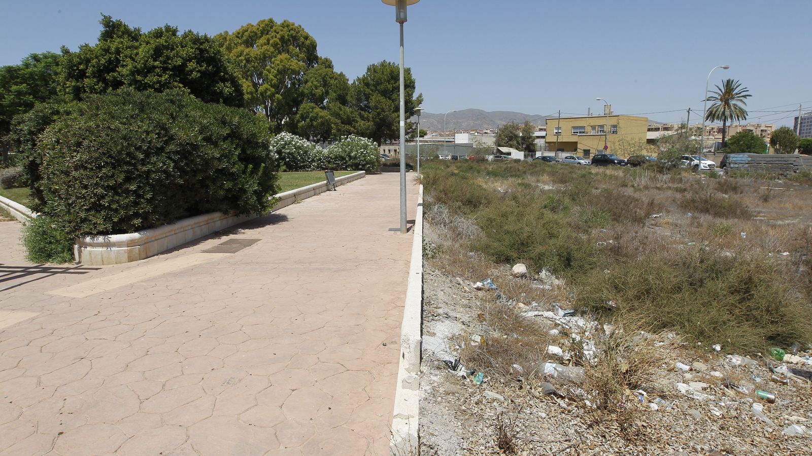 A la izquierda, un parque cercano al Camino de la Goleta, a la derecha, la 'sucia' realidad de la ciudad.