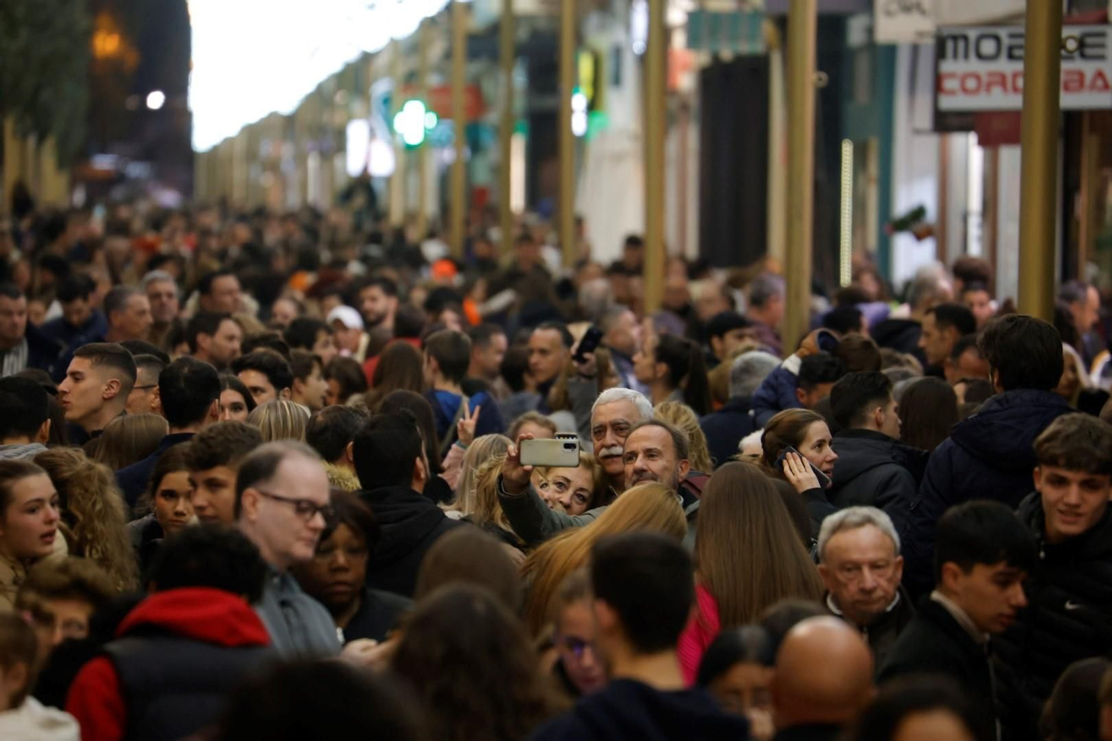 Miles de personas en la inauguración del alumbrado navideño.
