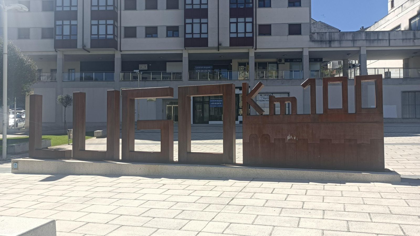 Llegada a Lugo, con la marca de los 100 kilómetros.