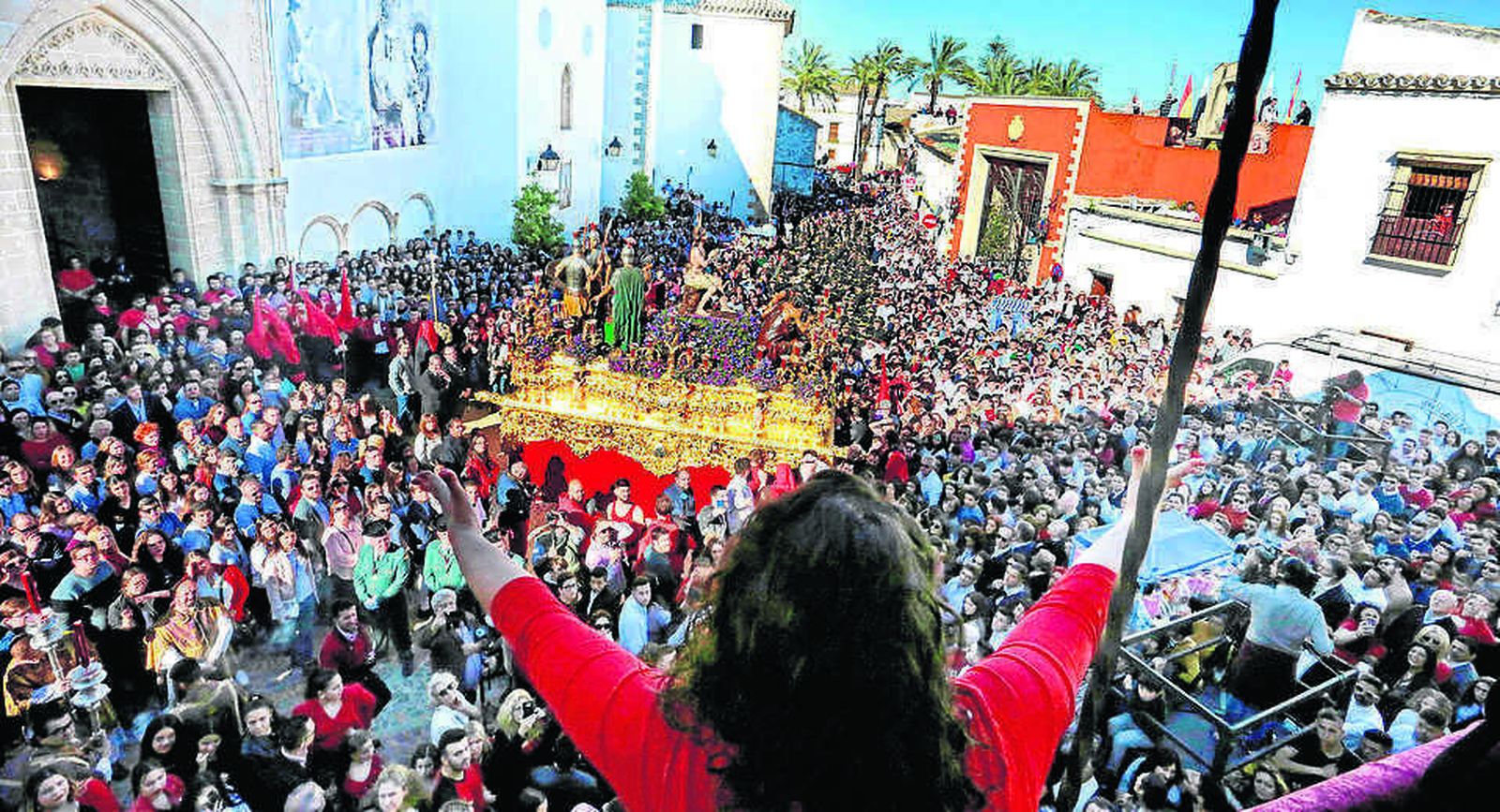 Macarena de Jerez, en pleno esfuerzo, cantando una saeta a Jesús de las Penas ante una abarrotada plaza de San Mateo.