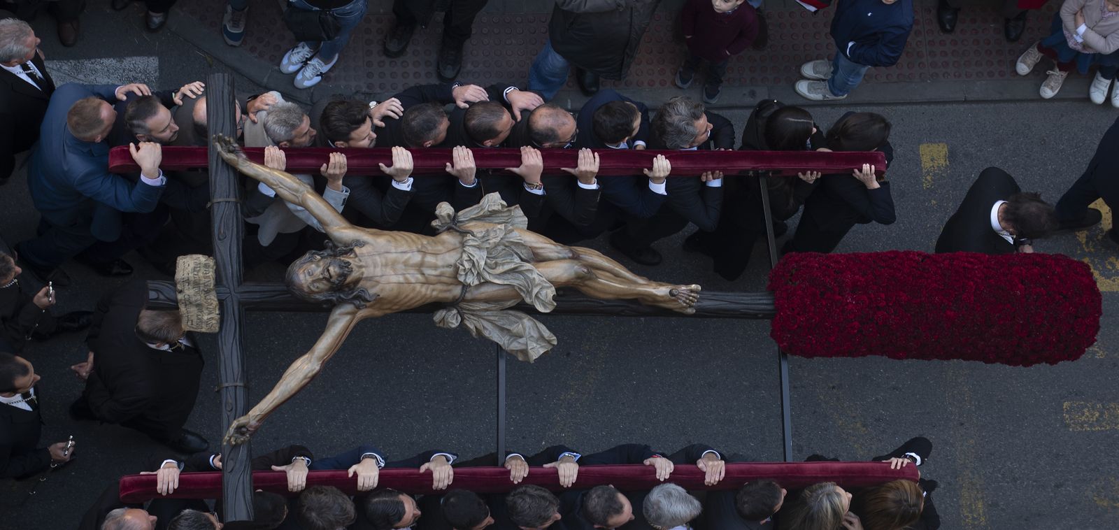 Imágenes del Vía crucis extraordinario del Cachorro por las calles de Triana