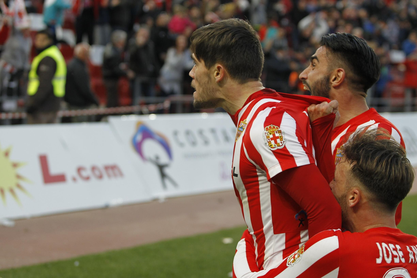 José Ángel Pozo celebra su gol con el que le dio la victoria a los rojiblancos frente al Albacete en la temporada 2015-16.