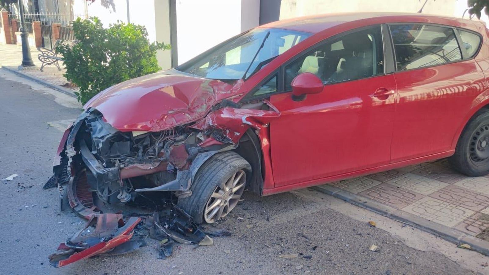 Uno de los vehículos afectados por el choque del autobús
