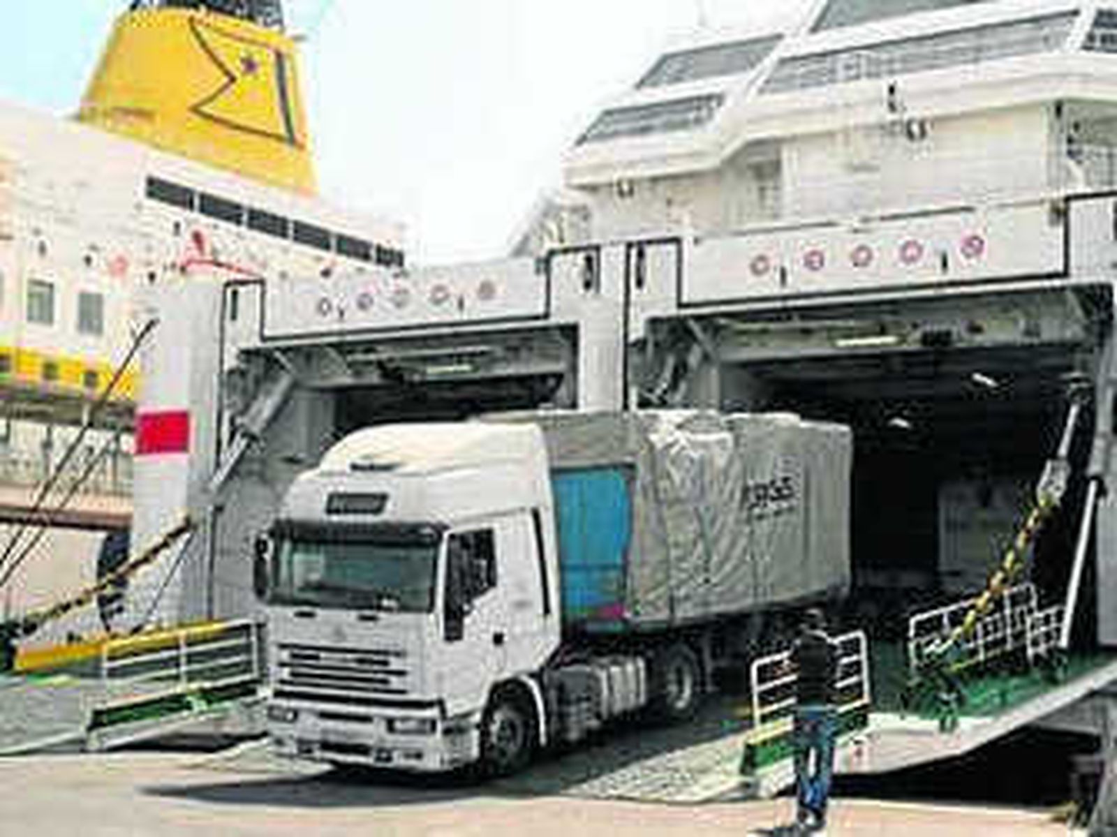 Un camión sale del garaje del barco que el verano pasado cubrió la línea con Melilla, de Transmediterránea.