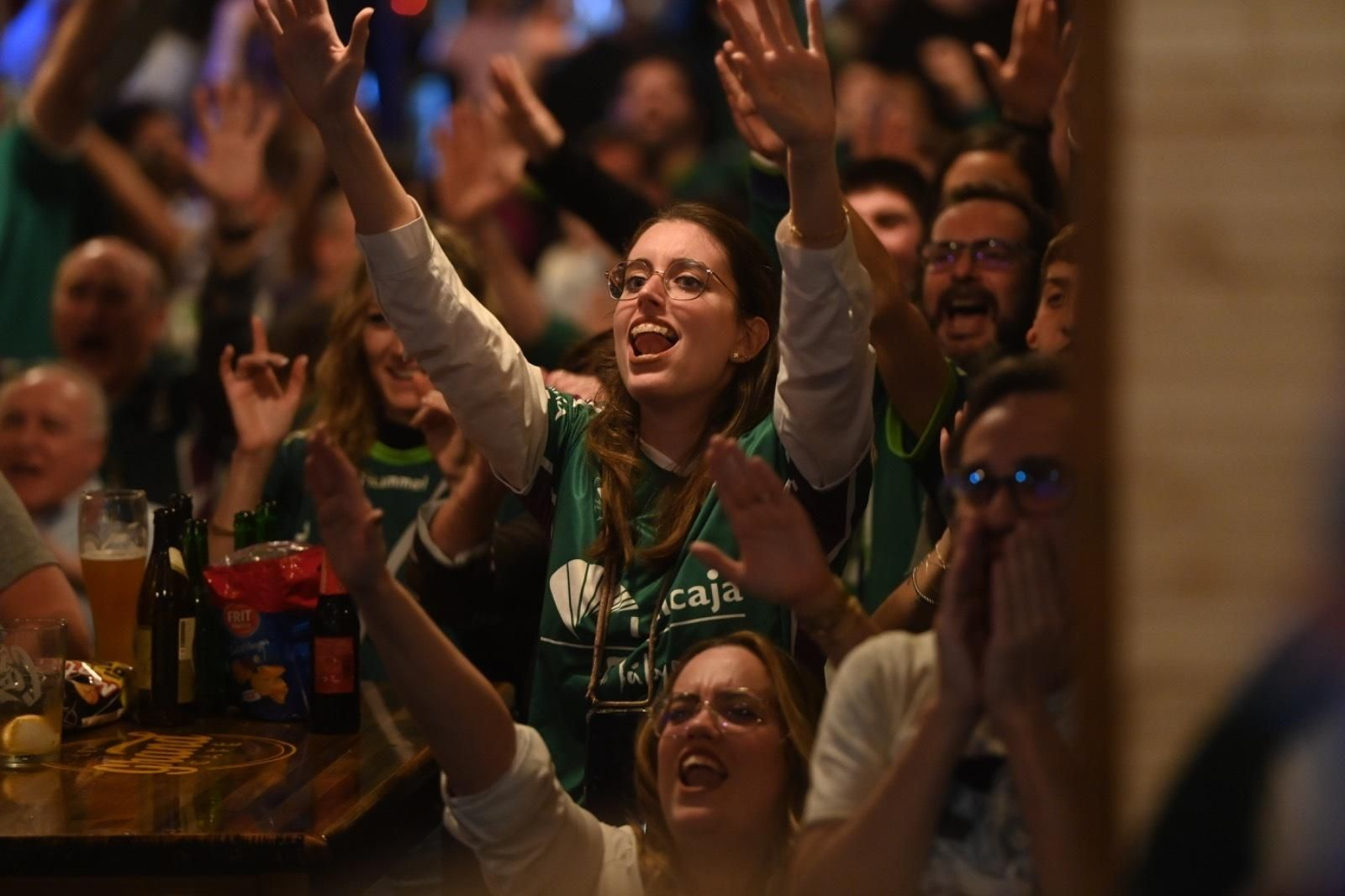 La fiesta del Le Grand Café del Centro con el Unicaja, en imágenes