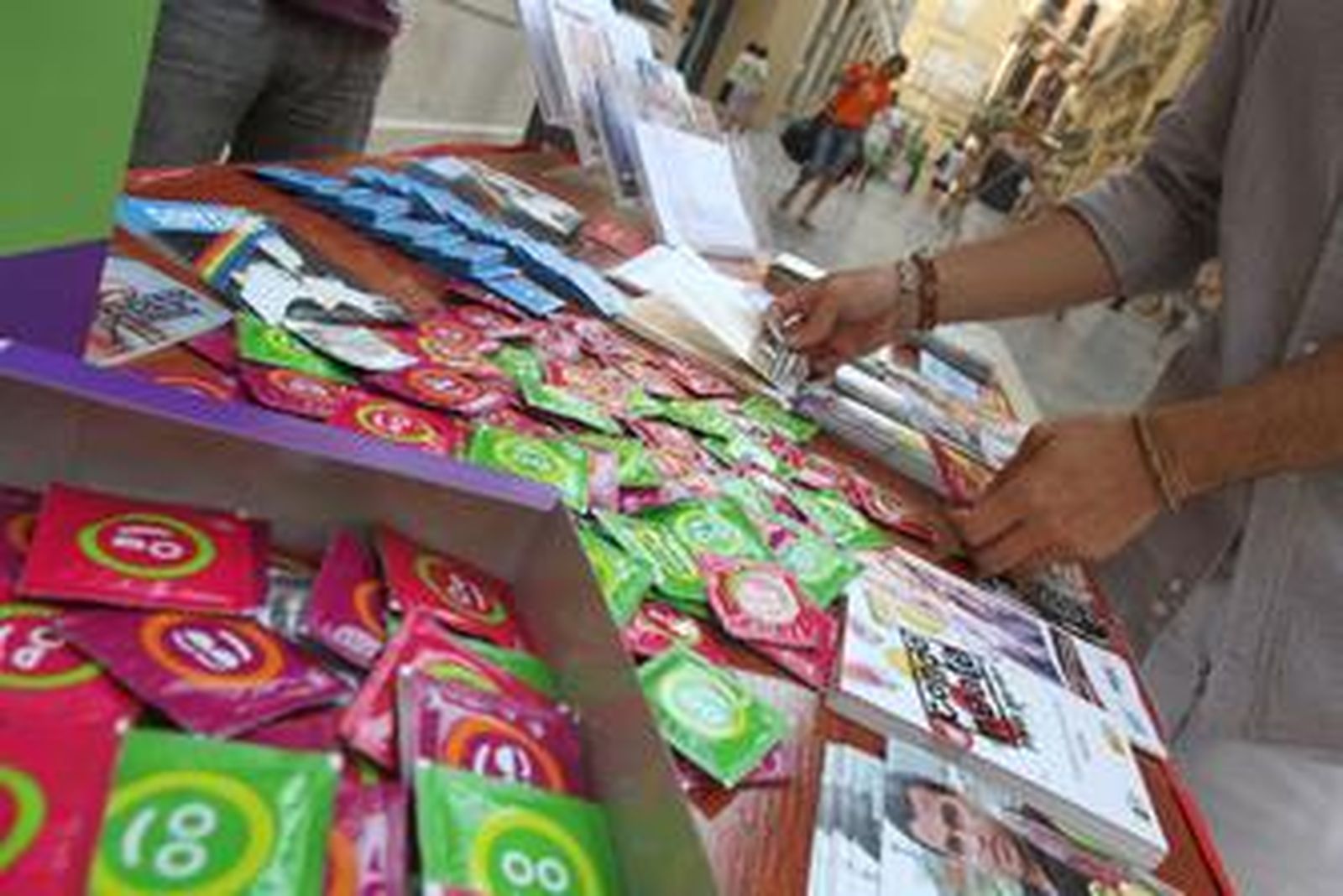 Colega reparte más de 5.000 preservativos con motivo del Día Mundial de la Salud Sexual