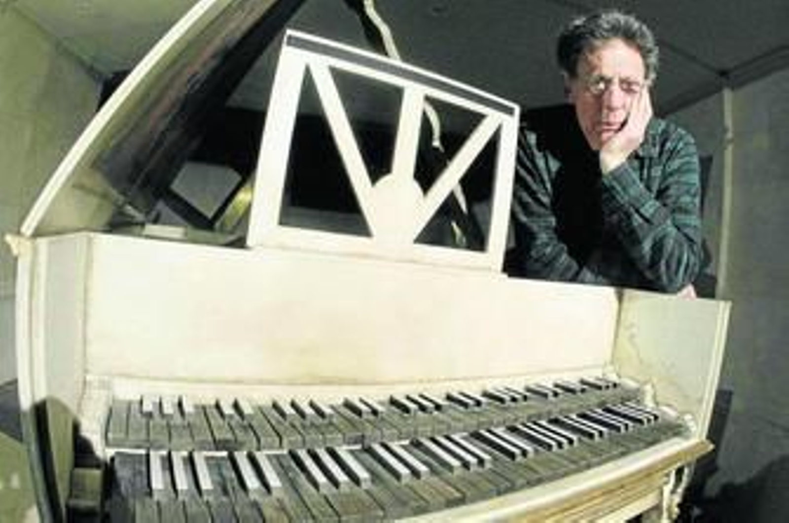 El compositor estadounidense Philip Glass, en el Teatro Real el pasado enero. Abajo, Francisco Ramos, director del ciclo.