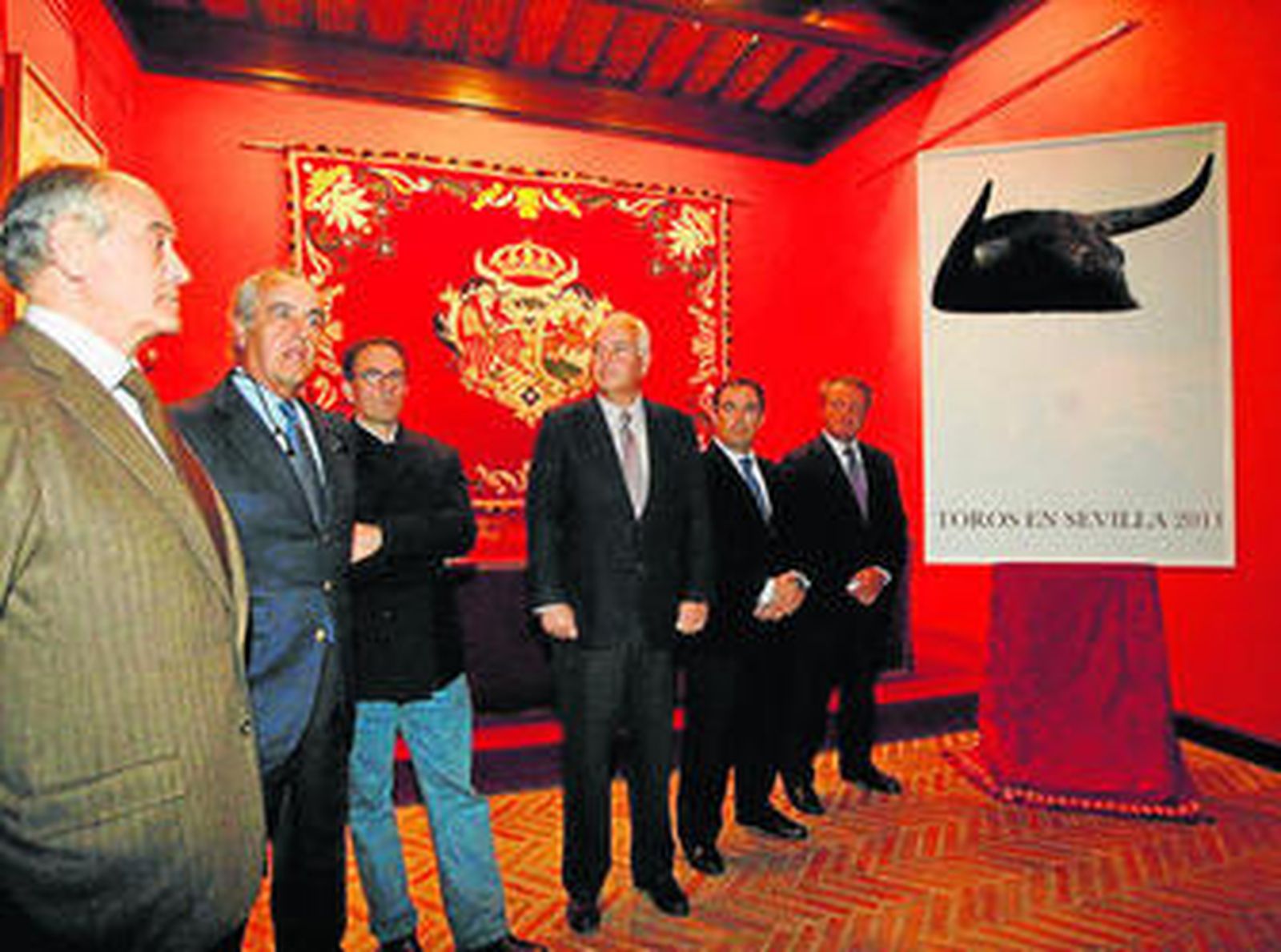 José María Sicilia (tercero por la izquierda) se suma a la lista de creadores vinculados a la Maestranza.