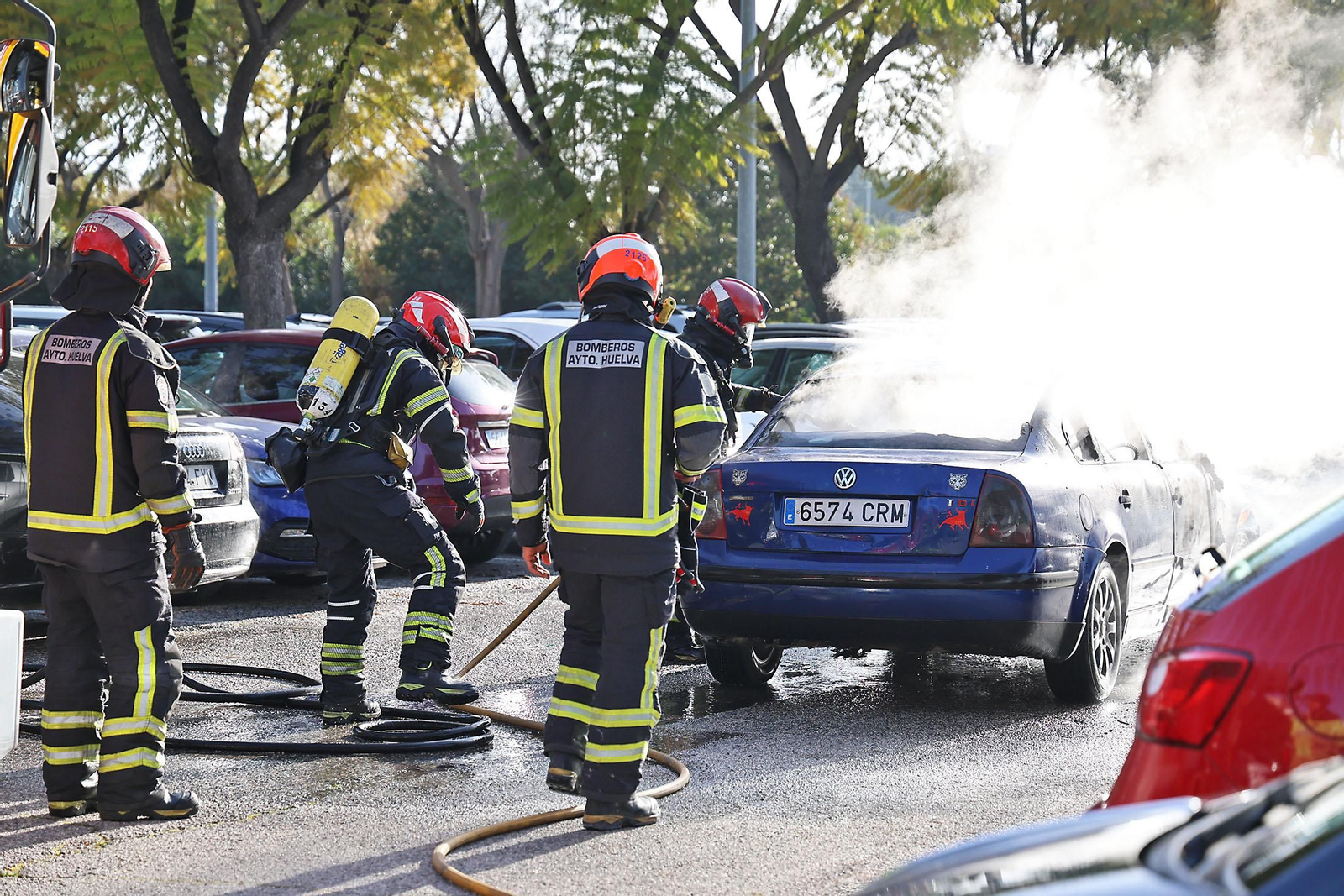Imágenes del incendio de un vehículo en el Hospital Juan Ramón Jiménez