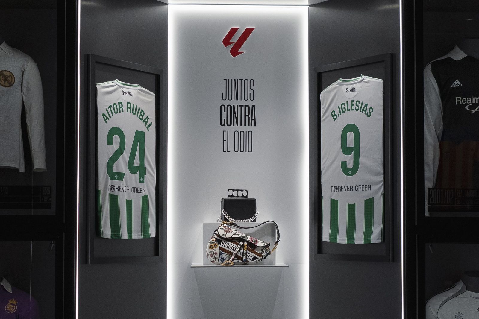 Los bolsos de Borja Iglesias y Aitor Ruibal, expuestos en el museo Legends.