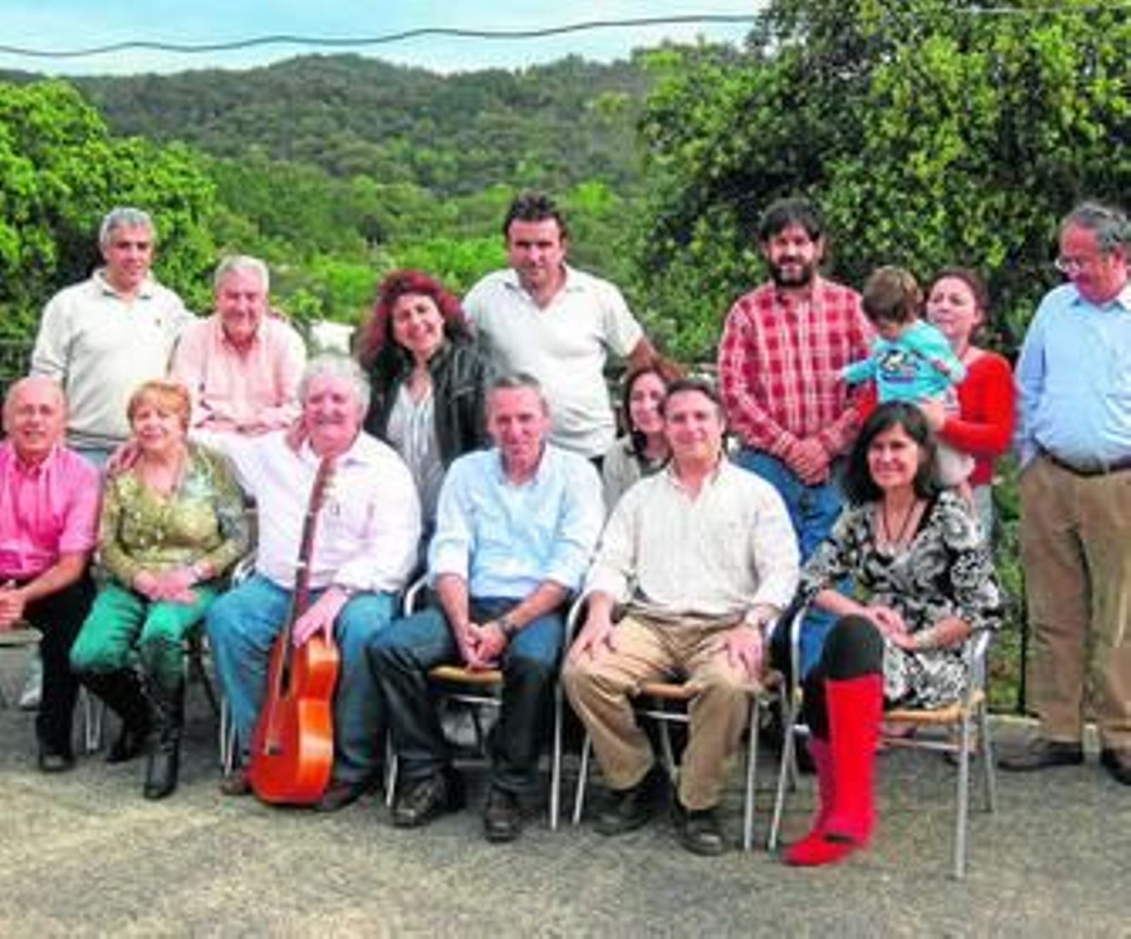Federico Martín, con la guitarra, muy bien acompañado de amigos de la Sierra.