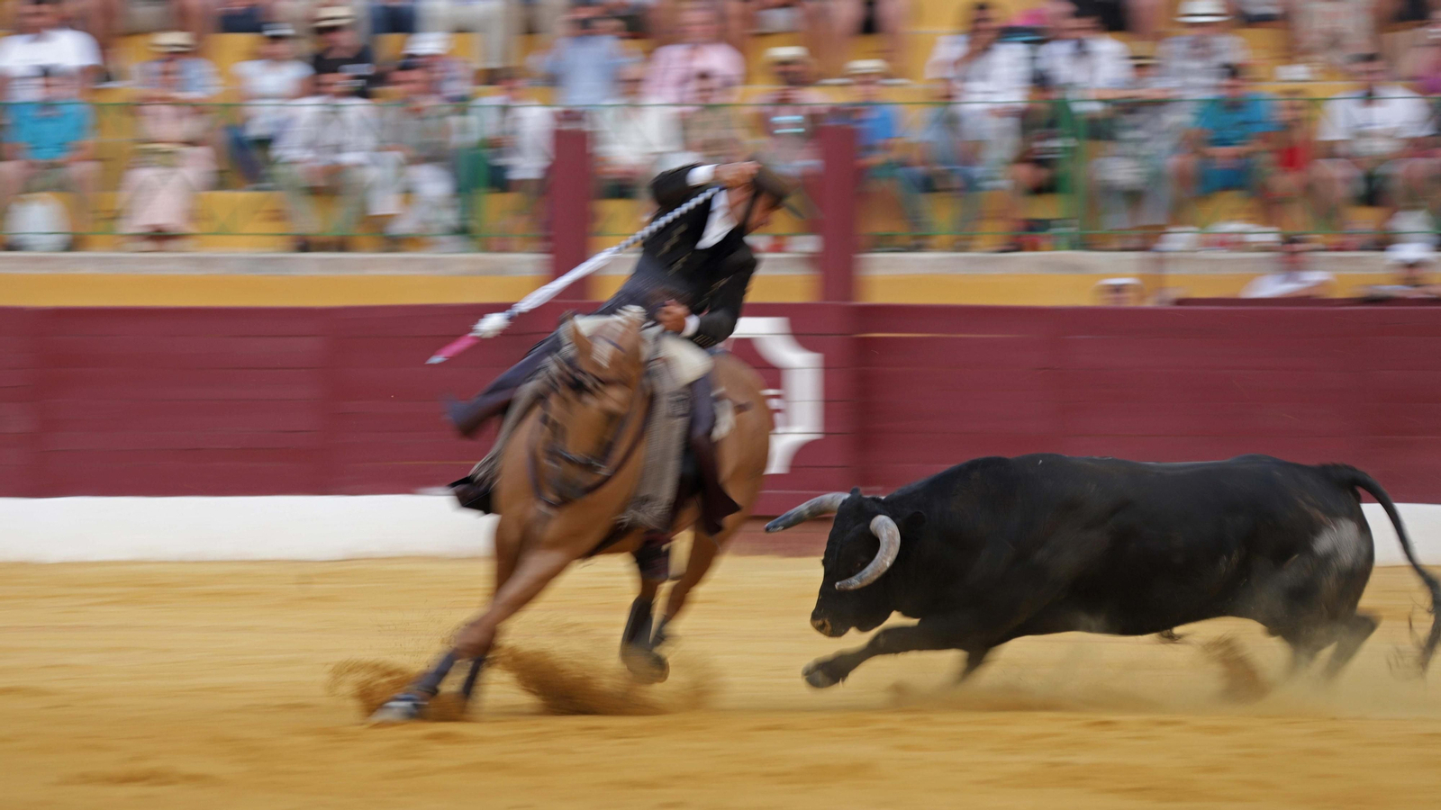 Fotos de la corrida del jueves de la Feria de La Línea: Diego Ventura, José María Manzanares y Roca Rey