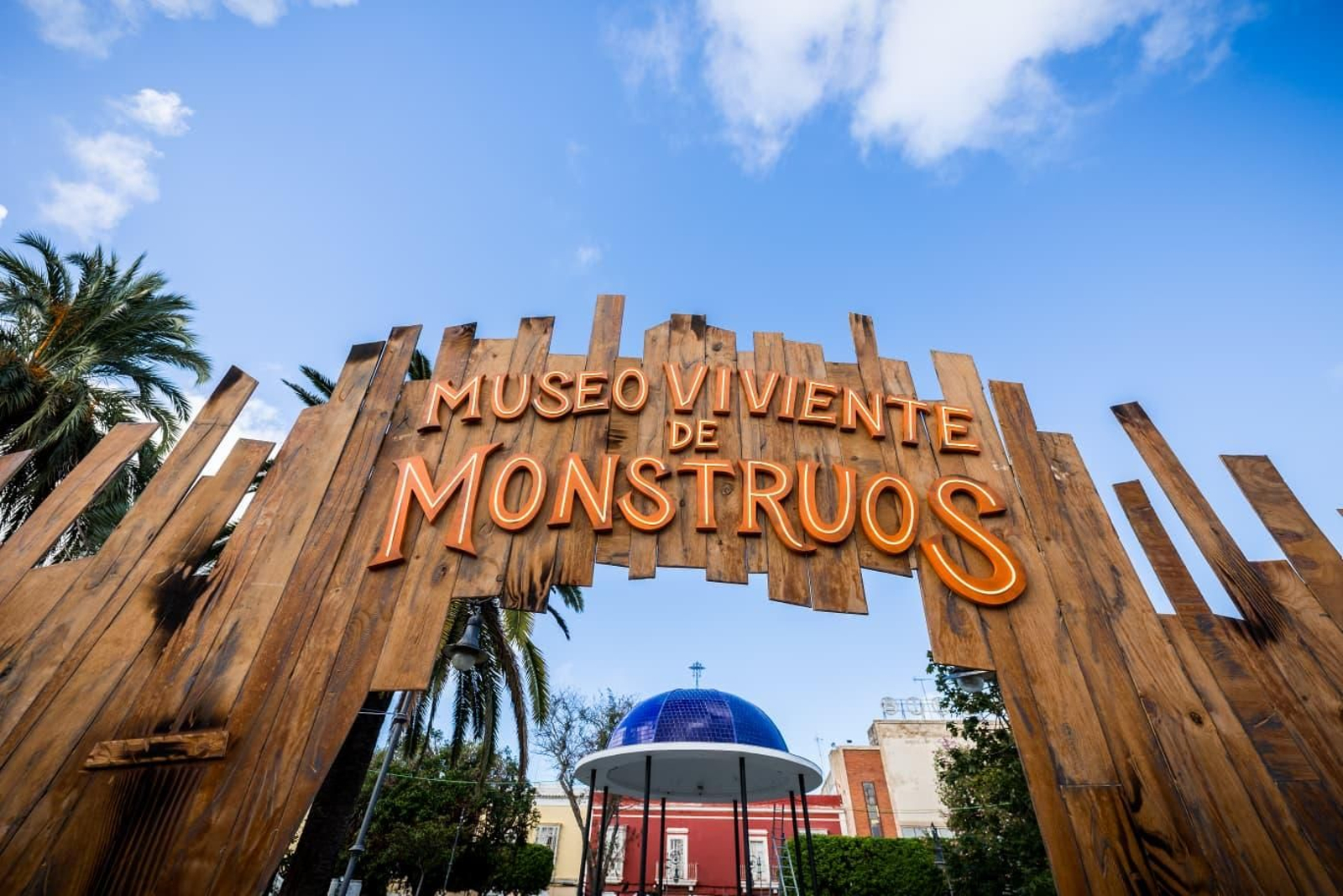 Decoración de Halloween en la alameda Moreno de Guerra, en San Fernando