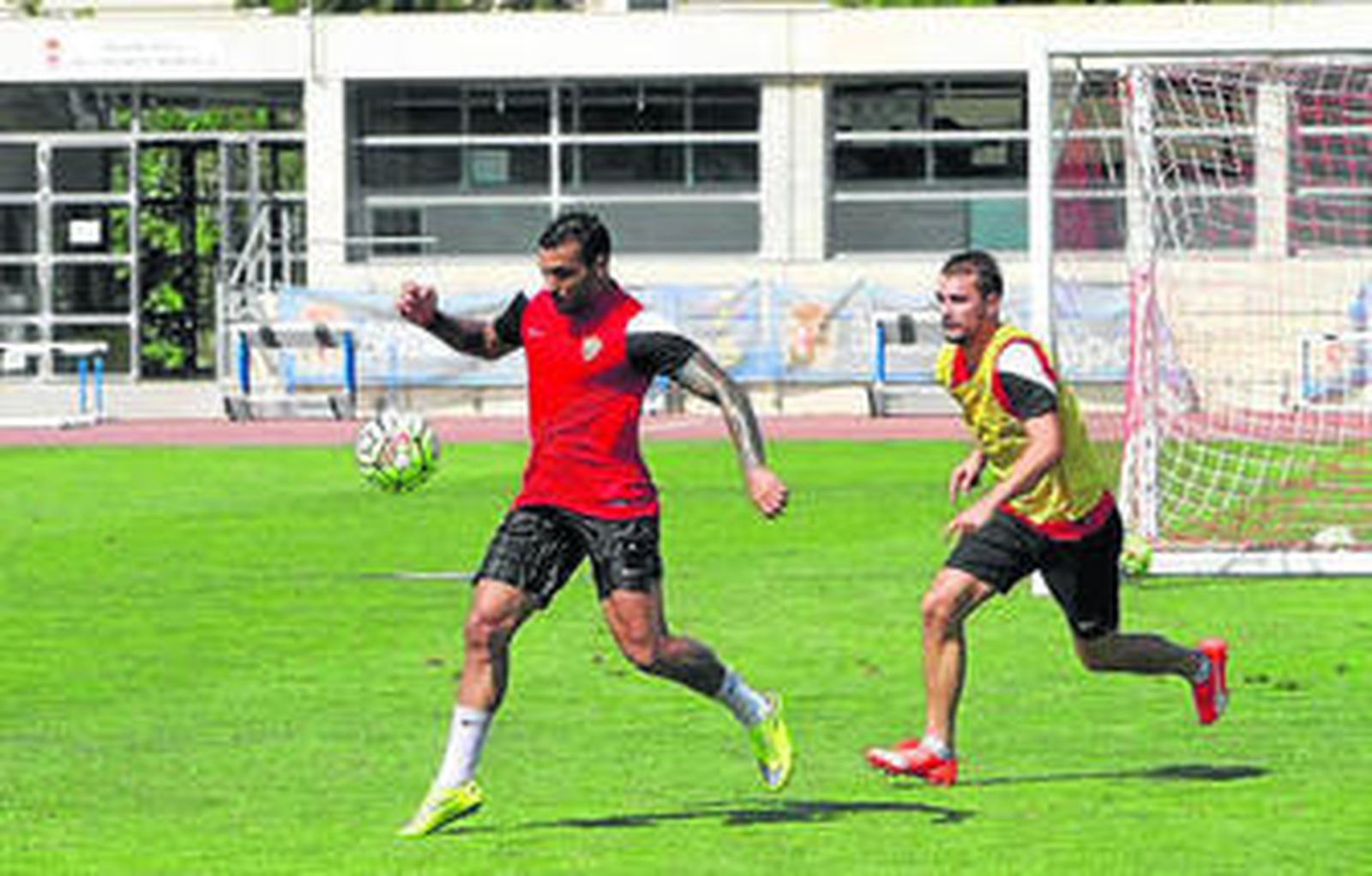 Michel, totalmente empapado en sudor, en el partidillo con el que terminó el partidillo de ayer.