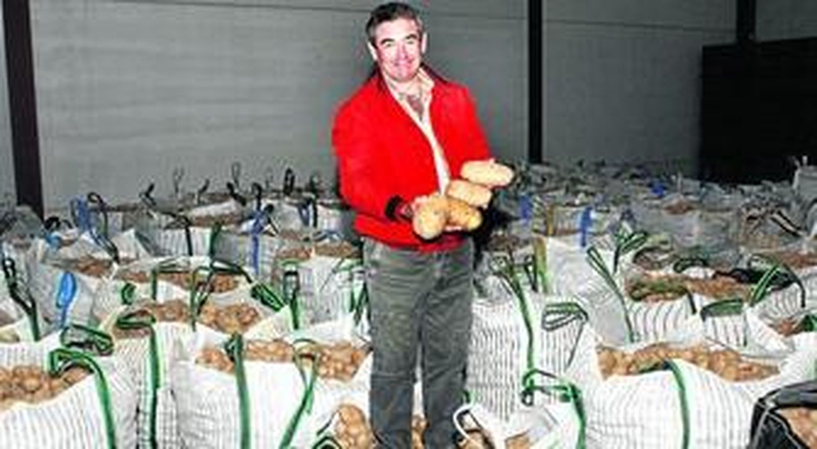 El empresario arcense, Manuel Ayllón, en su fábrica de patatas fritas rodeado de más de 300 toneladas de este tubérculo.