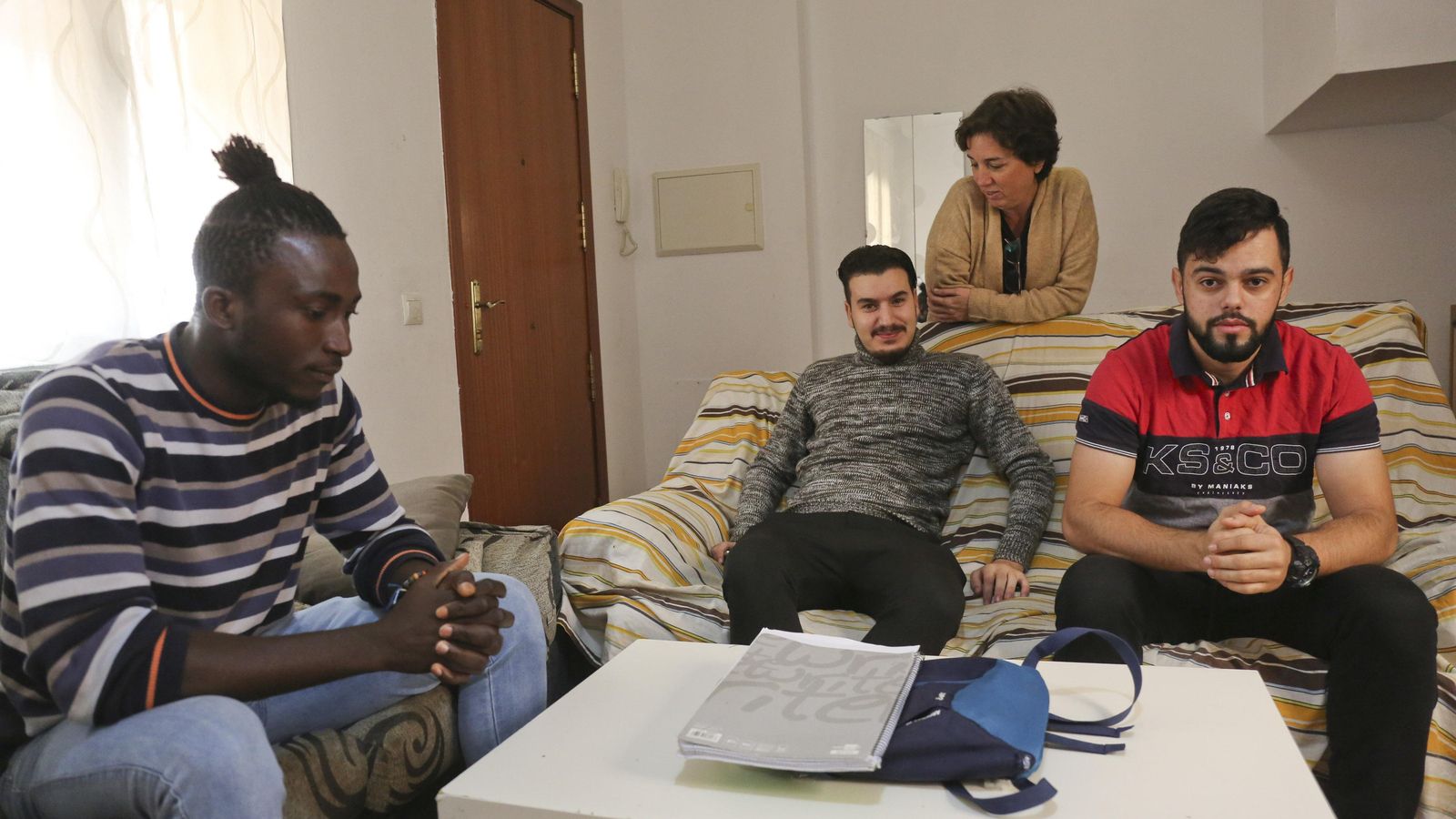 Genoveva Pérez junto a tres de los jóvenes usuarios de Málaga Acoge. Genoveva Pérez junto a tres de los jóvenes usuarios de Málaga Acoge.