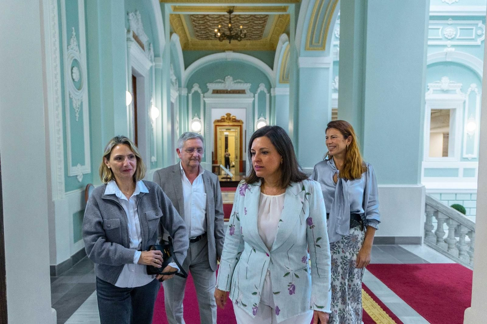 La alcaldesa de San Fernando, Patricia Cavada, y la presidenta del Banco de Alimentos de Cádiz, María Isabel Gomis, en el Ayuntamiento isleño poco antes de firmar el convenio