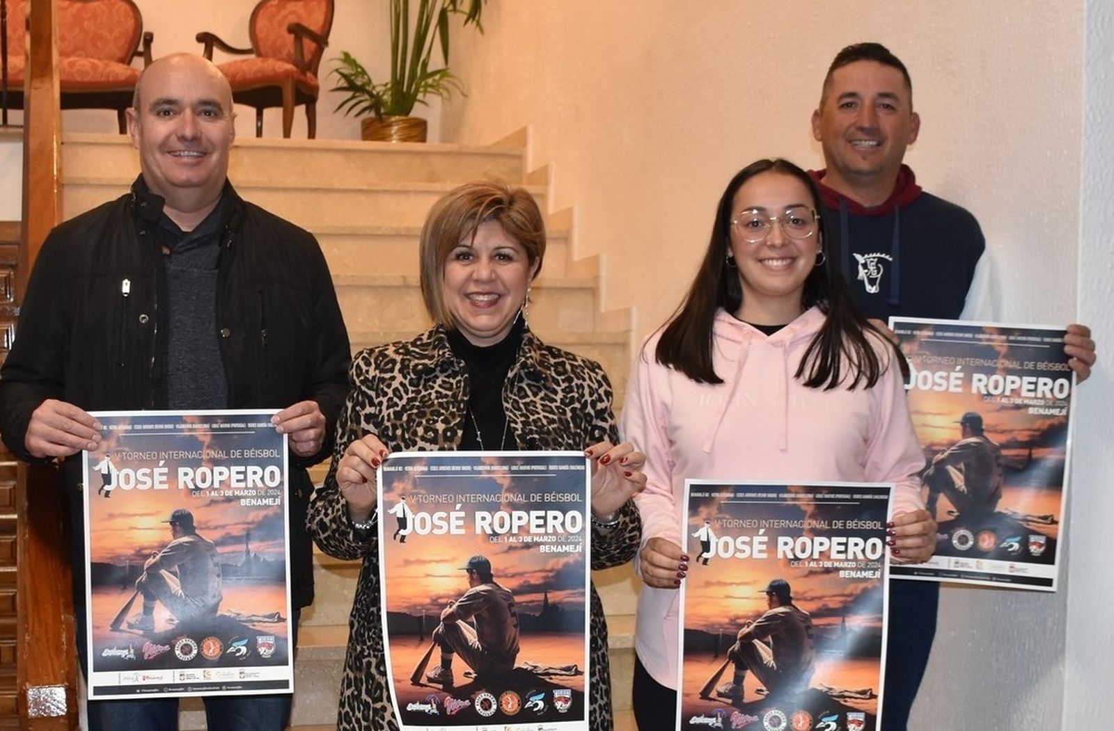 Las autoridades y los organizadores posan con el cartel del torneo.