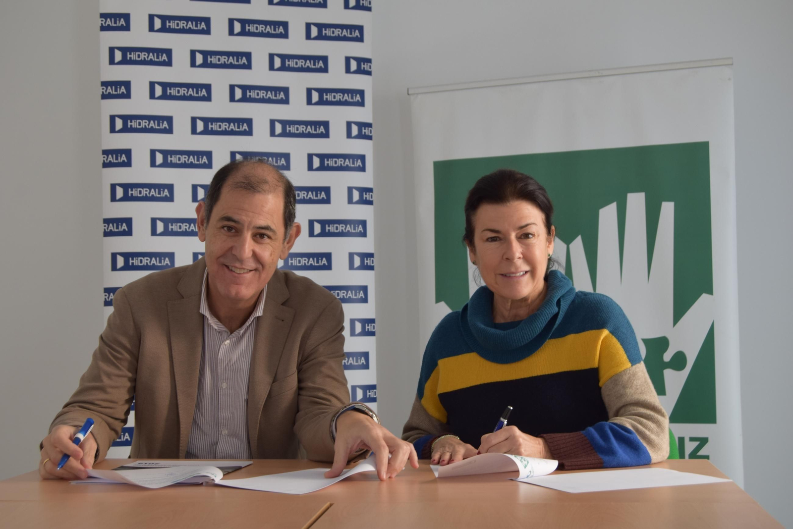 El gerente de Hidralia, José Luis Trapero, y la presidenta de Autismo Cádiz, Carmen López Ginés, durante la firma del convenio.