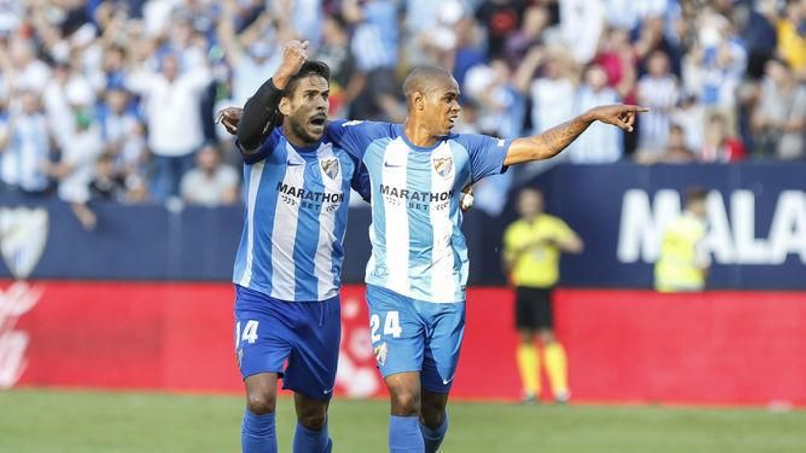 Rolan celebra un gol con Recio.