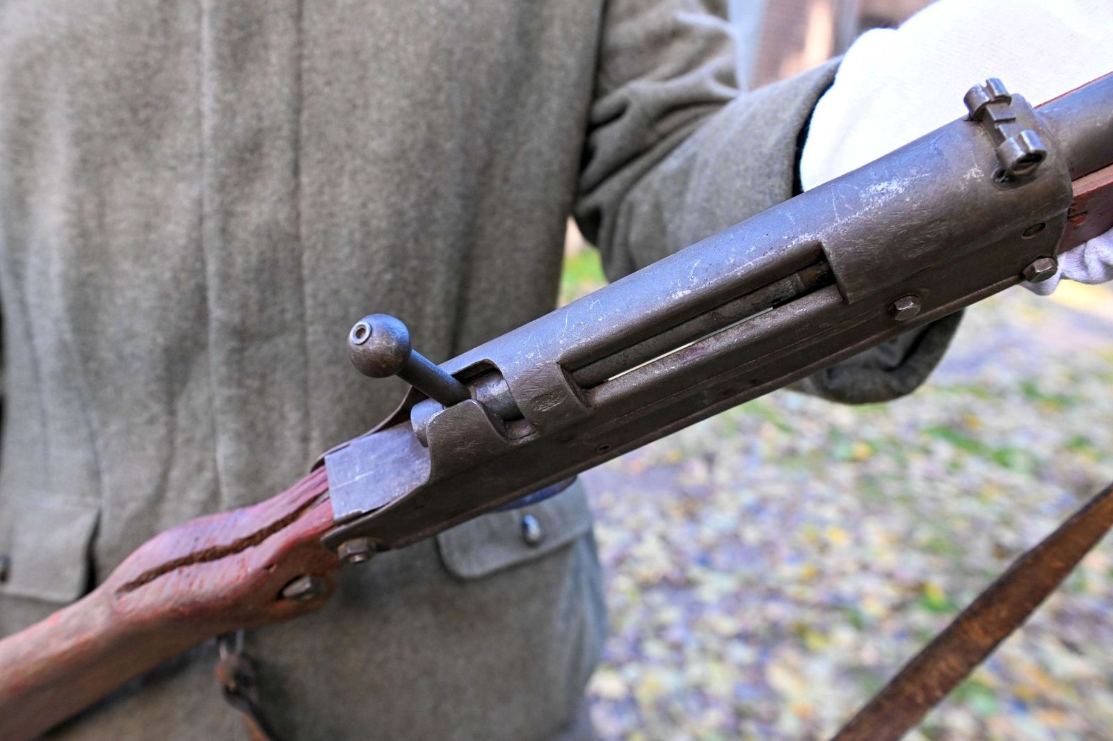 Un hombre sostiene un rifle.