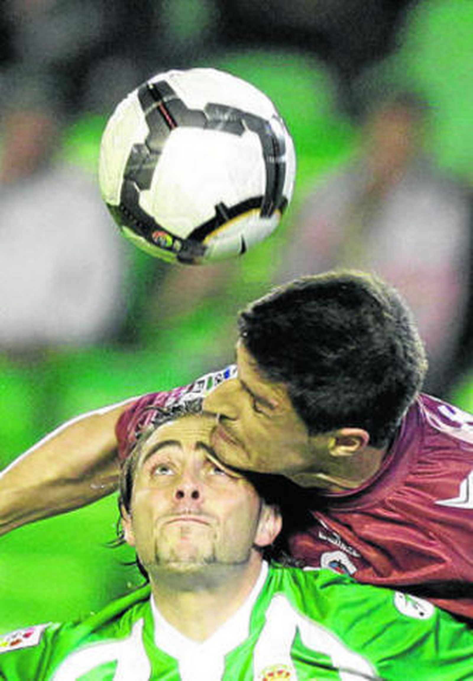 El central castellonense César se topa con Sergio García.