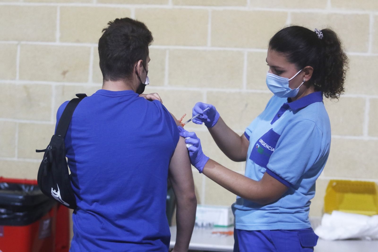 Una persona recibe la vacuna contra el coronavirus en Córdoba.