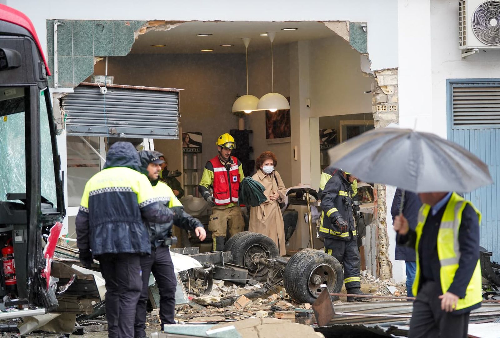 Las fotos del accidente múltiple entre un autobús de Tussam y un camión en Sevilla