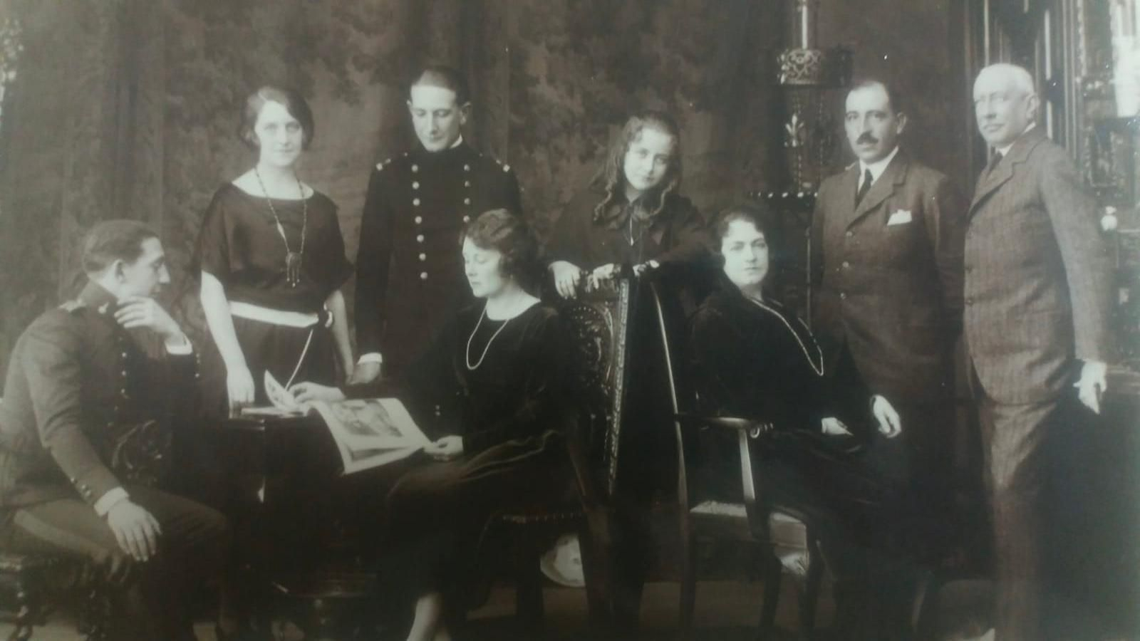 Los hermanos Miguel, Josefina, Juan Antonio, María Teresa y Luisa María de Aramburu Santa Olalla; sus padres Mercedes Santa Olalla y José de Aramburu e Inda y un familiar.