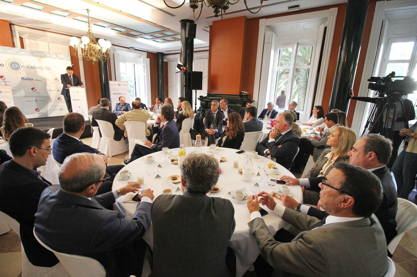 Imágenes de la conferencia y desayuno-coloquio de Gabriel Cruz, alcalde de Huelva