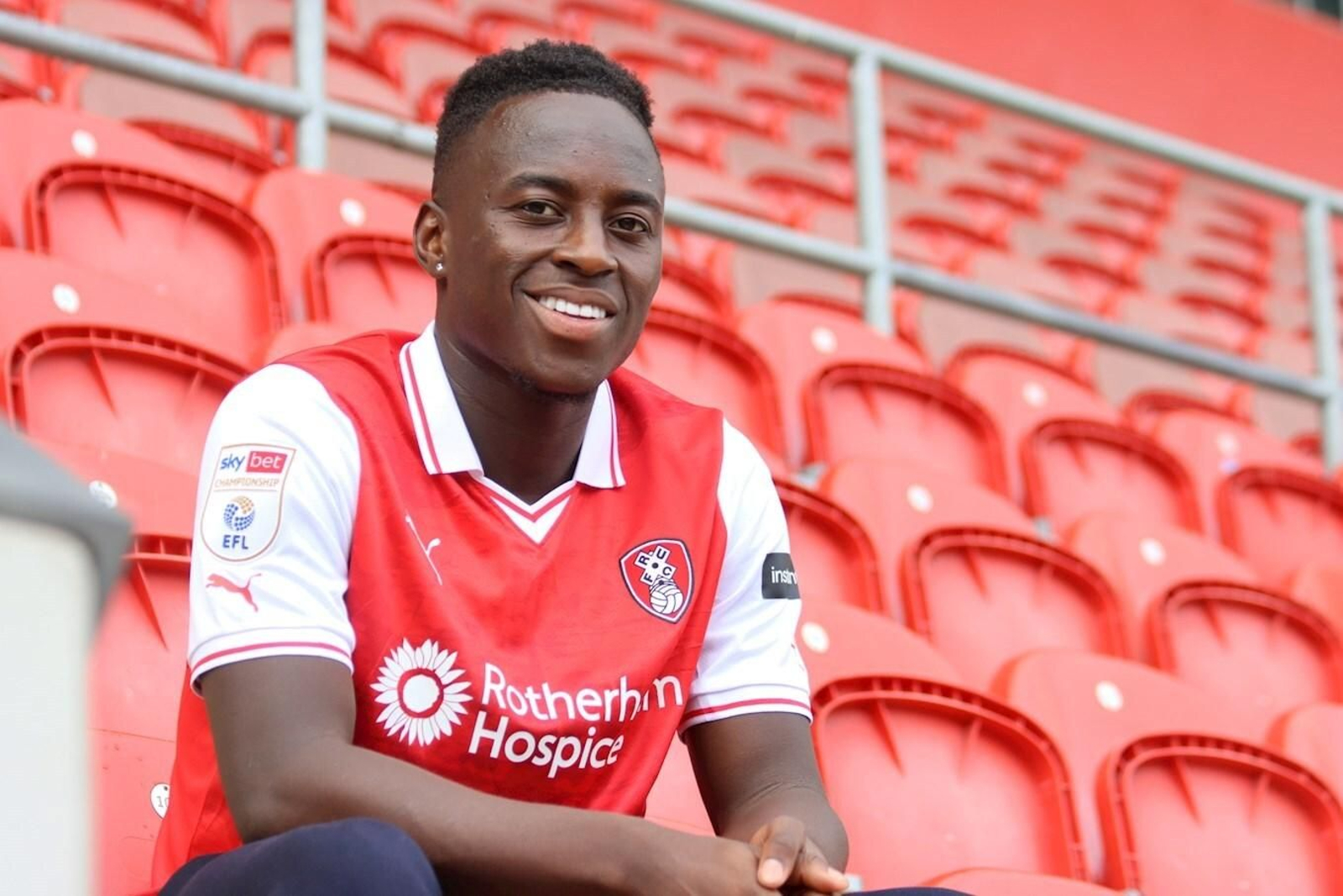 Appiah, con la camiseta de su nuevo equipo en el New York Stadium