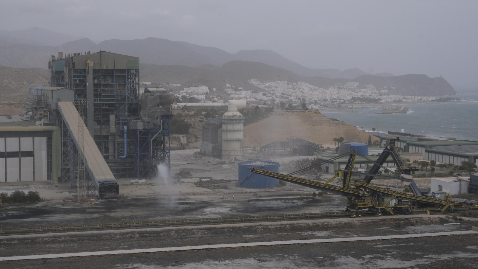 El derribo de la Torre Litoral de Endesa en Carboneras, en imágenes