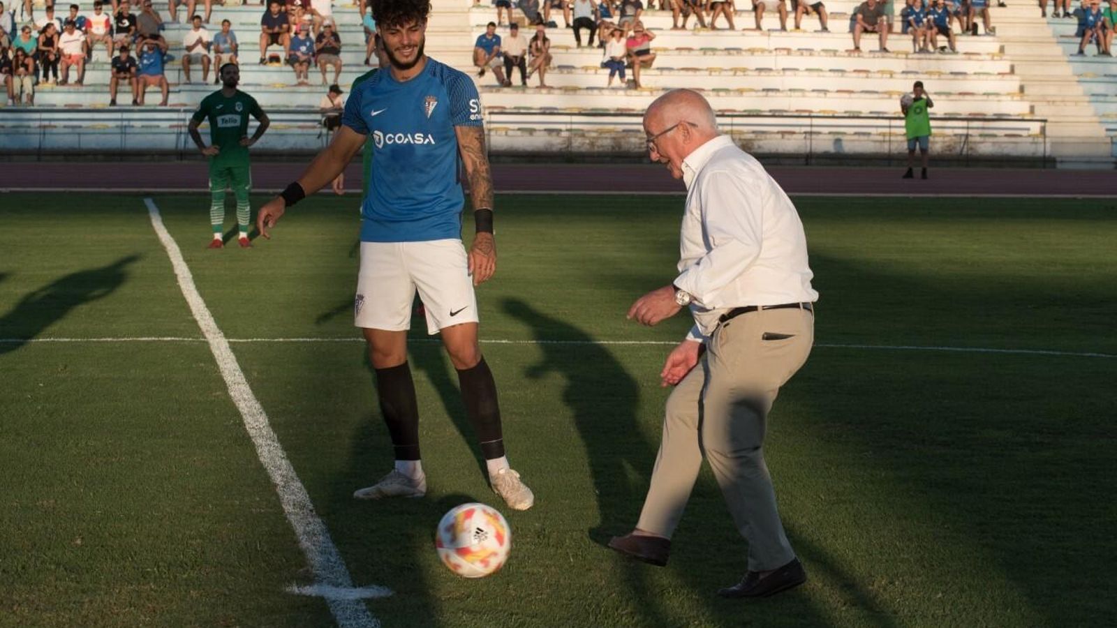 Mariano Ayán, leyenda del fútbol isleño, realizó el saque de honor.